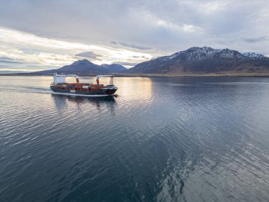 Hrisey İzlanda - 3 Kasım. 2024: Eimskip şirketinden konteyner gemisi Selfoss denizde yelken açtı