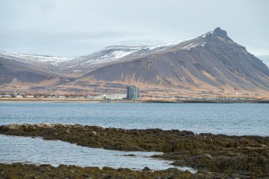 Akranes şehrinin üzerinden Akrafjall dağına doğru bak