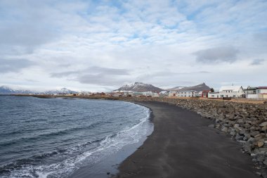 Batı İzlanda 'da Akranes kasabasının kıyı şeridi yakınlarındaki binalar