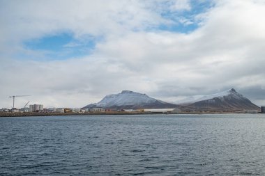 Batı İzlanda 'daki Akranes ve çevre manzarası