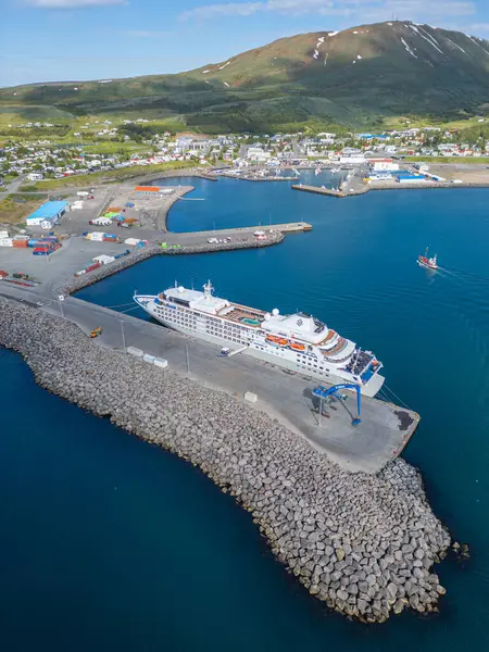 Husavik İzlanda - 11 Haziran 2024: Limanda seyir gemisi