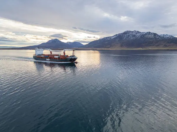 Hrisey İzlanda - 3 Kasım. 2024: Eimskip şirketinden konteyner gemisi Selfoss denizde yelken açtı