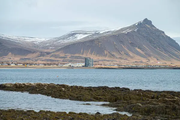 Akranes şehrinin üzerinden Akrafjall dağına doğru bak