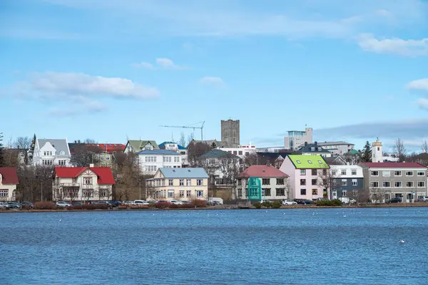 İzlanda 'nın Reykjavik şehrinde Tjornin Gölü kıyısındaki binalar
