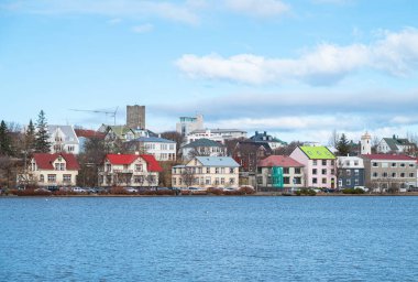 İzlanda 'nın Reykjavik şehrinde Tjornin Gölü kıyısındaki binalar