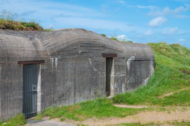 Kuzey Jutland, Danimarka 'da güneşli bir yaz gününde Bulbjerg' in güzel doğası ve sığınağı