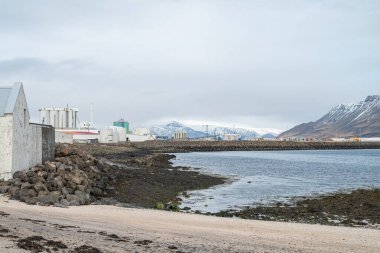 Batı İzlanda 'da Akranes kasabasının kıyı şeridi yakınlarındaki binalar