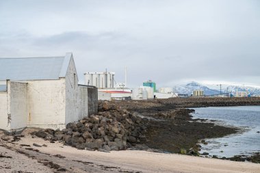 Batı İzlanda 'da Akranes kasabasının kıyı şeridi yakınlarındaki binalar