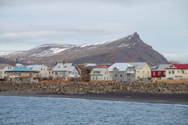 Batı İzlanda 'da Akranes kasabasının kıyı şeridi yakınlarındaki binalar