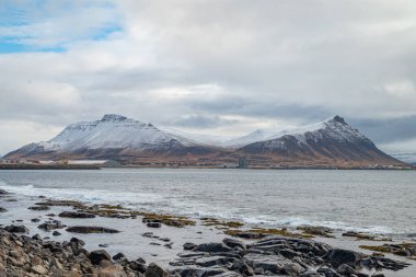 Batı İzlanda 'daki Akranes ve çevre manzarası