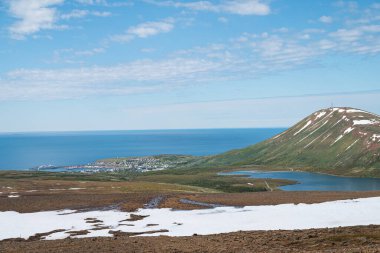 Güneşli bir yaz gününde Kuzey İzlanda 'daki Husavik kasabasına bakın.