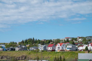 Güneşli bir yaz gününde Kuzey İzlanda 'daki Husavik kasabasının manzarası