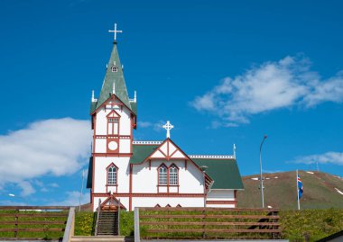 Güneşli bir yaz gününde Kuzey İzlanda 'daki Husavik Kilisesi