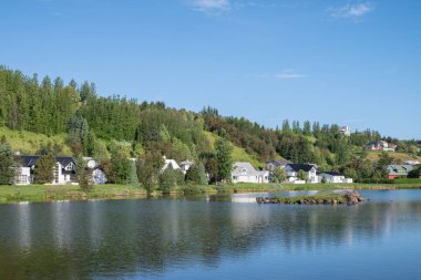 Güneşli bir yaz gününde Kuzey İzlanda 'daki Akureyri kasabası manzarası