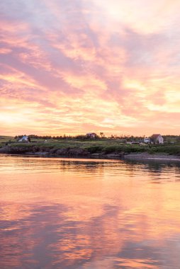 Kuzey İzlanda 'daki Hrisey Adası' nda güzel bir gün batımı