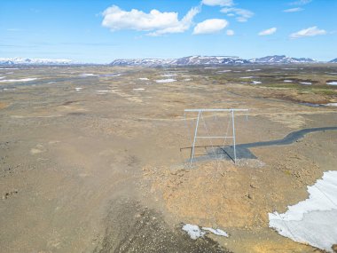Güneşli bir yaz gününde Kuzey İzlanda 'da Holasandur kırsalında elektrik hattı.