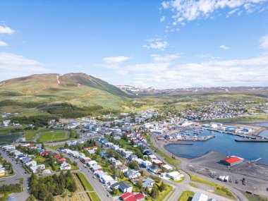 Güneşli bir yaz gününde Kuzey İzlanda 'daki Husavik kasabasının hava manzarası