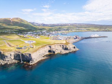 Güneşli bir yaz gününde Kuzey İzlanda 'daki Husavik kasabasının hava manzarası