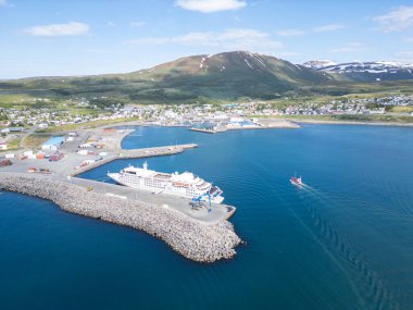 Güneşli bir yaz gününde Kuzey İzlanda 'daki Husavik kasabasının hava manzarası