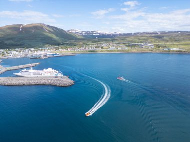 Güneşli bir yaz gününde Kuzey İzlanda 'daki Husavik kasabasının hava manzarası