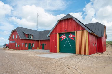 Thorup Strand Danimarka - 5 Haziran. 2024: Sahil kurtarma istasyonu.