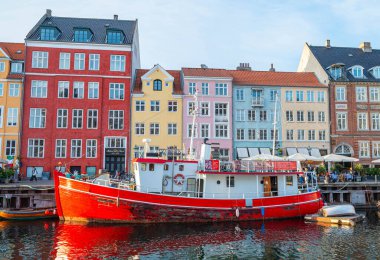 Kopenhag Danimarka - 7 Haziran. 2024: Danimarka 'nın Kopenhag şehrinde Nyhavn Limanı