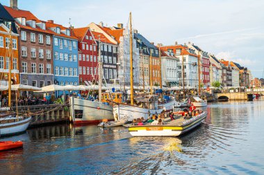 Kopenhag Danimarka - 7 Haziran. 2024: Danimarka 'nın Kopenhag şehrinde Nyhavn Limanı