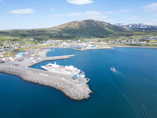 Güneşli bir yaz gününde Kuzey İzlanda 'daki Husavik kasabasının hava manzarası