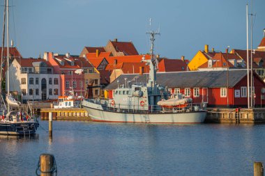 İbne Danimarka - 31 Mayıs. 2024: Limanda ve kasabada tekneler