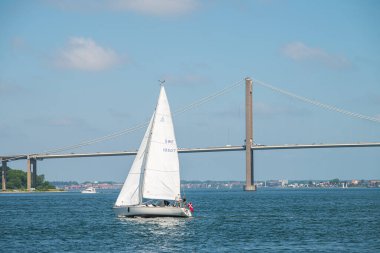 Middelfart, Danimarka - 2 Haziran. 2024: Lillebaelt Boğazı 'ndan geçen yelkenli