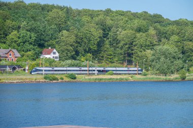 Vejle, Danimarka - 2 Haziran. 2024: DSB IC4 doğadaki tren