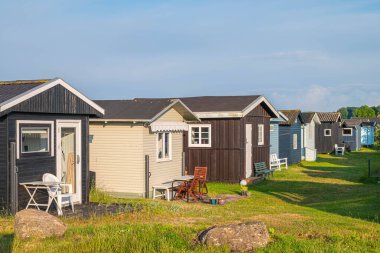 Danimarka 'nın Kerteminde kıyısındaki evler güneşli bir yaz günü