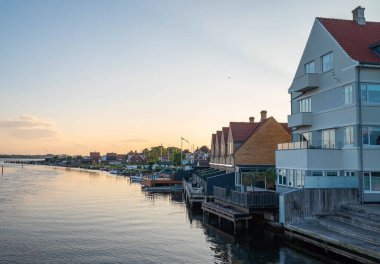 Danimarka 'nın Kerteminde kıyısındaki binalar güneşli bir yaz günü