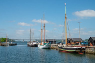 Middelfart, Danimarka - 2 Haziran. 2024: Danimarka 'nın Middelosuruk şehrinde bir yaz günü eski tekneler