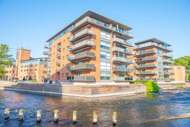 Silkeborg, Danimarka - 2 Haziran. 2024: Nehir kenarındaki modern binalar