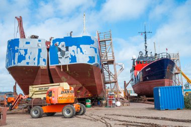 Thyboron, Danimarka - 6 Haziran. 2024: Tersanede Hopper dredger ve teftiş gemisi