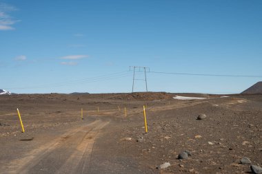 Kuzey İzlanda 'nın dağlık kesimlerinde çakıllı yol ve güç.