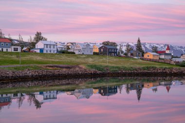 Kuzey İzlanda 'daki Hrisey Adası' nda güzel bir gün batımı