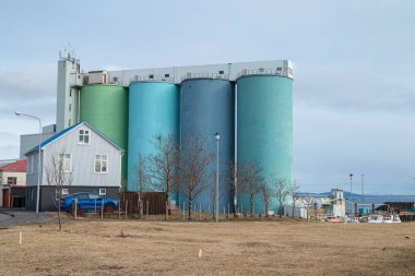 Batı İzlanda 'daki Akranes kasabasında renkli silolar