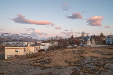 Kuzey İzlanda 'daki güzel Akureyri kasabası