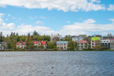İzlanda 'nın Reykjavik kentindeki binalar bir yaz günü