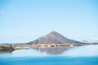 Kuzey İzlanda 'da Myvant Gölü ve Vindbelgur Dağı