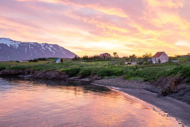 Kuzey İzlanda 'daki Hrisey Adası' nda güzel bir gün batımı