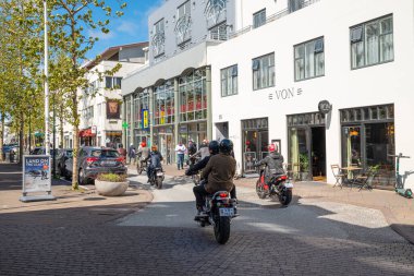 Reykjavik, İzlanda - 25 Mayıs. 2024: Laugavegur alışveriş caddesinde motosikletliler