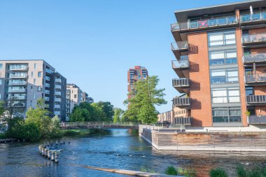 Silkeborg, Danimarka - 2 Haziran. 2024: Nehir kenarındaki modern binalar