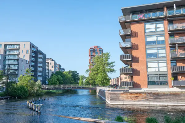 Silkeborg, Danimarka - 2 Haziran. 2024: Nehir kenarındaki modern binalar