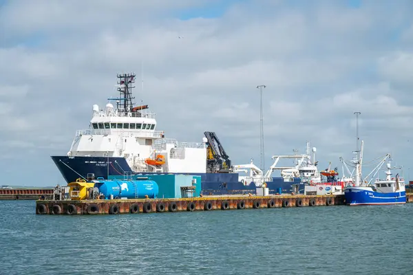 Thyboron, Danimarka - 6 Haziran. 2024: Balıkçılık tedarik gemisi Patriot limanda