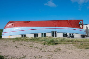 Thyboron, Danimarka - 6 Haziran. 2024: Ters dönmüş eski bir teknede restoran