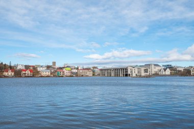 Reykjavik, İzlanda - 14 Nisan. 2024: Tjornin Gölü yakınlarındaki binalar