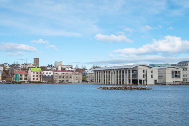 Reykjavik, İzlanda - 14 Nisan. 2024: Tjornin Gölü yakınlarındaki binalar